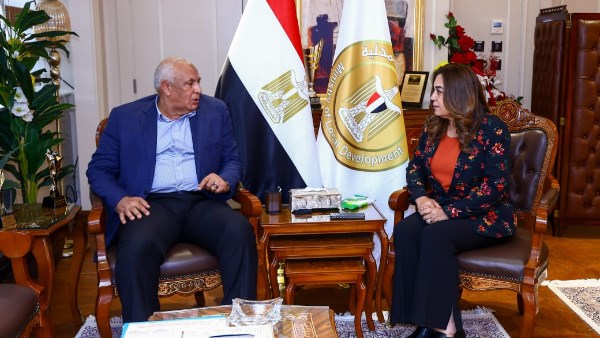 اجتماع هام لمتابعة مستجدات إنشاء مركز الحرير في الخارجة