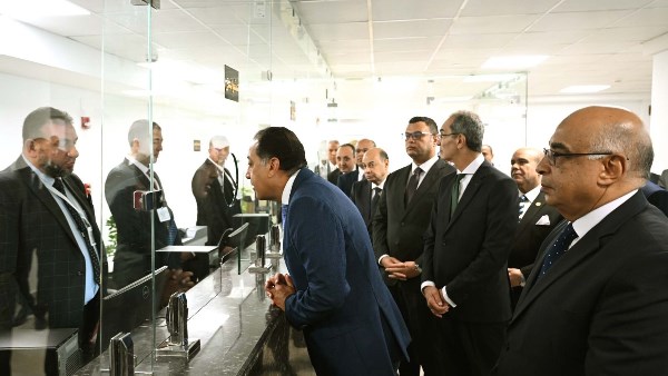 استفسار رئيس الوزراء عن خدمات مجمع الشهر العقاري بالعلمين