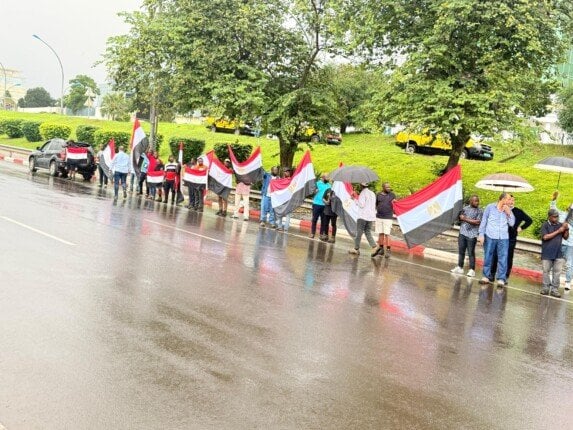 استقبال حار للرئيس السيسي عند وصوله غينيا الاستوائية «صور»