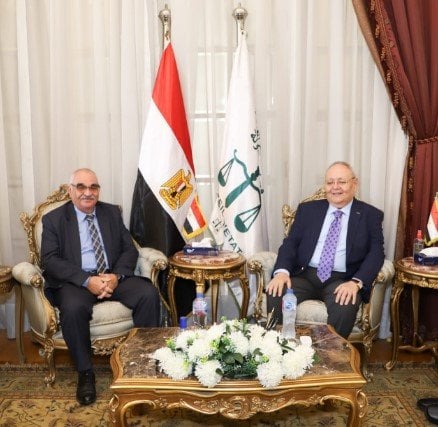 استقبال متميز لرئيس هيئة قضايا الدولة من المستشار أسامة شلبي
المستشار أسامة شلبي يرحب برئيس هيئة قضايا الدولة للمباركة
تهنئة خاصة من رئيس هيئة قضايا الدولة خلال زيارة المستشار أسامة شلبي
لقاء هام بين المستشار أسامة شلبي ورئيس هيئة قضايا الدولة للتهنئة