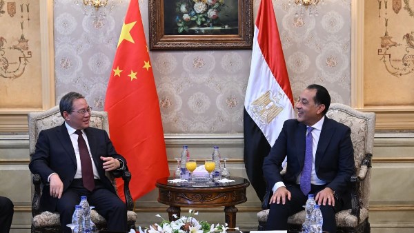 استقبال مدبولي لرئيس مجلس الدولة الصيني في مطار القاهرة