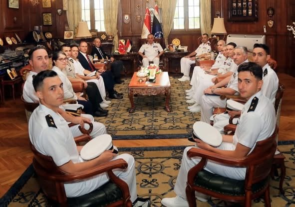 استقبال وفد تركي في القوات البحرية لتعزيز التعاون العسكري