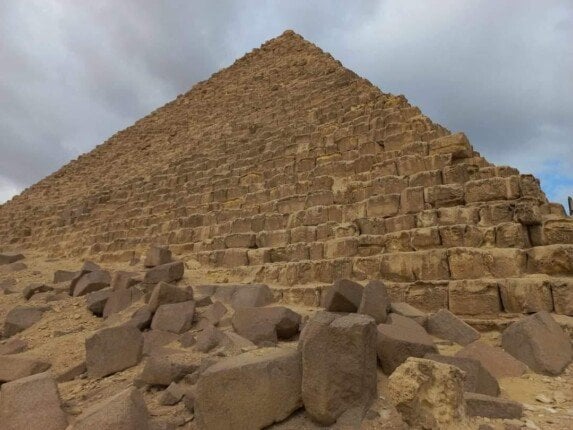 «الحقيقة حول» أعمال الحفر قرب الأهرامات تكشفها «السياحة والآثار»