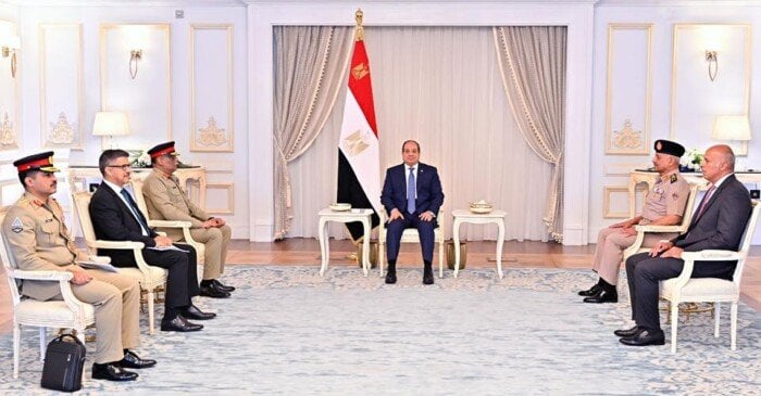الرئيس السيسي يناقش تعزيز التعاون العسكري مع رئيس هيئة الأركان الباكستانية
