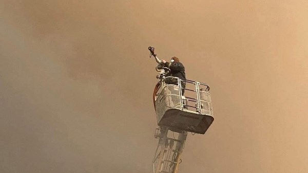 الزملاء في الاتصالات ينعون شهداء الواجب بحريق سنترال رمسيس 08/07/2025 03:01 م عبر محمد حنفي، رئيس النقابة العامة للعاملين بالاتصالات، عن حزنه العميق وألمه لفقدان شهداء الواجب في حادث حريق مبنى سنترال... المزيد