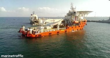 الدفع بالسفينة البرلس pms للمشاركة فى البحث عن المفقودين الثلاثة بحادث البارج أدمارين 12 بمنطقة جبل الزيت.. صور