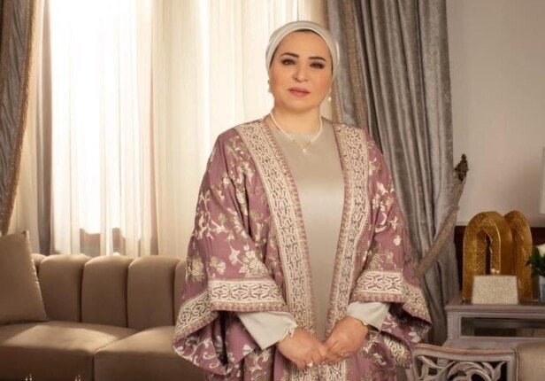 السيدة انتصار السيسي تلتقي هاتفياً بوالدة الضابط نور امتياز كامل
السيدة انتصار السيسي تتحدث مع والدة الضابط نور امتياز كامل
اتصال هاتفي من السيدة انتصار السيسي مع والدة الضابط نور امتياز كامل
