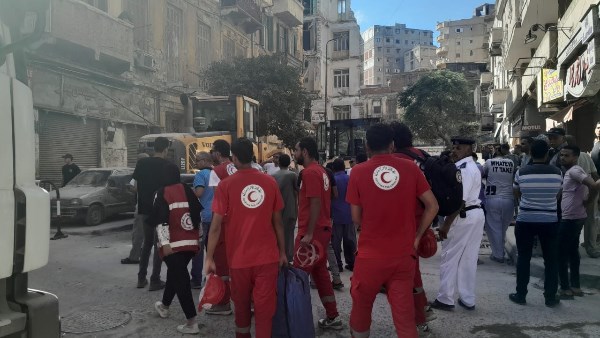 الهلال الأحمر يرسل فرق الاستجابة لموقع انهيار العقار بالعطارين بالإسكندرية
الهلال الأحمر يتدخل لمواجهة انهيار عقار بأحد شوارع الإسكندرية
فرق طوارئ الهلال الأحمر تنطلق لموقع انهيار عقار في العطارين بالإسكندرية
استجابة سريعة من الهلال الأحمر بعد انهيار عقار بالعطارين في الإسكندرية