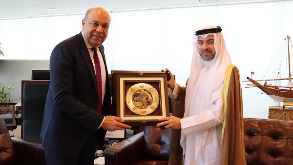 بحث وزير الطيران مع رئيس الإدارة العامة للطيران الكويتي تعزيز التعاون