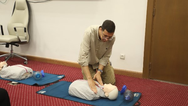 بدء تدريب العاملين بالداخلية على استخدام أجهزة إزالة الرجفان القلبي