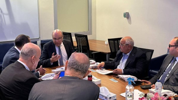 تأخيرات خفيفة في السفر جراء أعطال الإنترنت
عطل مؤقت يؤخر رحلات الطيران بشكل محدود
تأثير انقطاع الإنترنت على مواعيد الطيران
حركة الطيران تتأثر بعطل شبكات الإنترنت
مواطنون يشكون تأخيرات الرحلات بسبب مشاكل الإنترنت