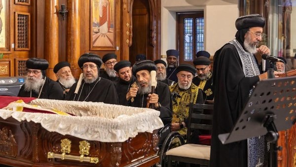 تأدية صلوات تجنيز القمص أنطونيوس ثابت بلندن والبابا تواضروس يعزّي أسرته