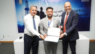 تسليم 62 شهادة لخريجي دورات تدريب مجانية في مجالات الخدمات البترولية