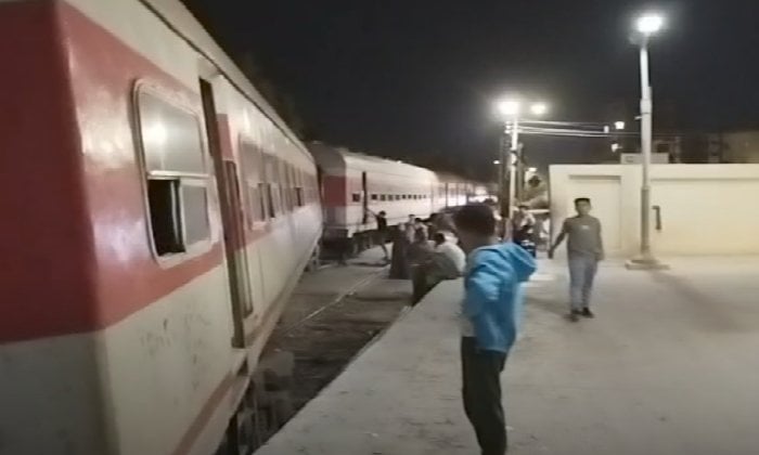 تصادم قطار السنطة يحدث فوضى بخروج عرباته عن القضبان في الغربية