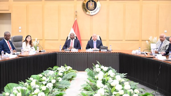 تعزيز التعاون المصري الكونغولي في النقل والبنية التحتية
مباحثات بين كامل الوزير ونييمبو حول النقل والبنية التحتية
لقاء مهم بين وزير النقل المصري ونظيره الكونغولي لتعزيز الشراكة