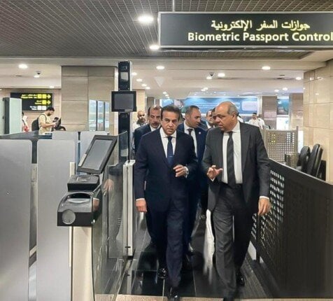 تفقد وزيران عيادات الحجر الصحي بمطار القاهرة الدولي
