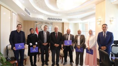 تكريم وزير التعليم العالي للفريق الإعلامي بالوزارة تقديرًا لإسهاماته المتميزة