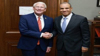 «جهود مصر» في استعراض الاستقرار بالشرق الأوسط مع سيناتور أمريكي