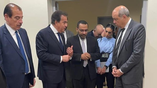 جولة تفقدية لوزير الصحة والطيران في مطار القاهرة الدولي