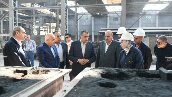 جولة تفقدية مفاجئة.. وزير الإنتاج الحربي يراقب سير العمل في شركة حلوان للمسبوكات
الوزير يتفقد.. متابعة مباشرة لعملية الإنتاج في مصنع 9 الحربي
تفقد جديد.. وزير الإنتاج الحربي يلتقي بفريق عمل شركة حلوان للمسبوكات