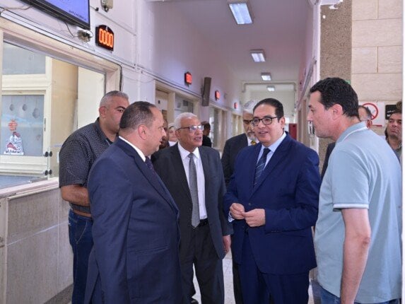 جولة مفاجئة لرئيس جامعة القاهرة في معامل التنسيق الإلكتروني بكليات الهندسة والزراعة والدراسات العليا