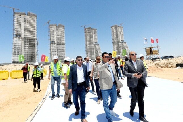 جولة ميدانية لوزير الإسكان في أبراج «الداون تاون» وبحيرات «كريستال لاجون» بالعلمين الجديدة