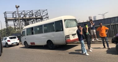 تصادم سيارة ملاكى وأتوبيس أعلى كوبرى 6 أكتوبر