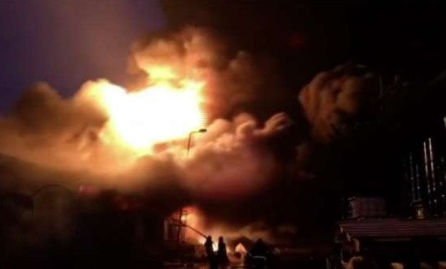 حريق ضخم يندلع في مصنع كيماويات بمدينة بدر ويعيق جهود الإطفاء