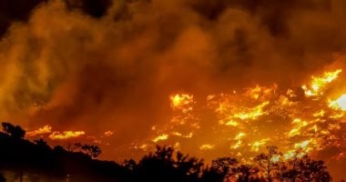 حريق ضخم فى مدينة أليكساندروبوليس اليونانية والسلطات تدفع بـ4 طائرات