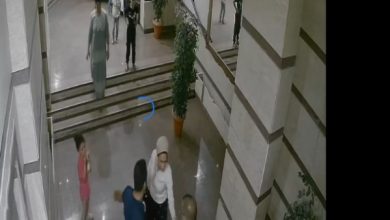 حكاية مؤلمة ترويها سيدة: اعتداء وسرقة أمام منزلها وأمام عيون أطفالها