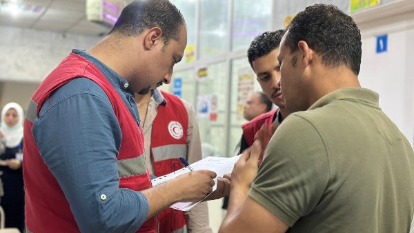 دعم الهلال الأحمر المصري للمصابين وأسر ضحايا الطريق الإقليمي مستمر