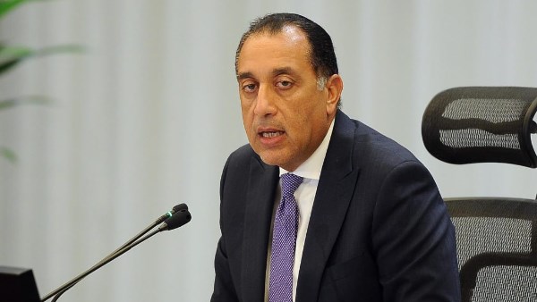 رئيس الوزراء يعلق على صورته مع آبي أحمد في قمة البريكس