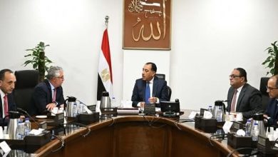 رئيس الوزراء يناقش مع رئيس «اقتصادية قناة السويس» ملفات حيوية