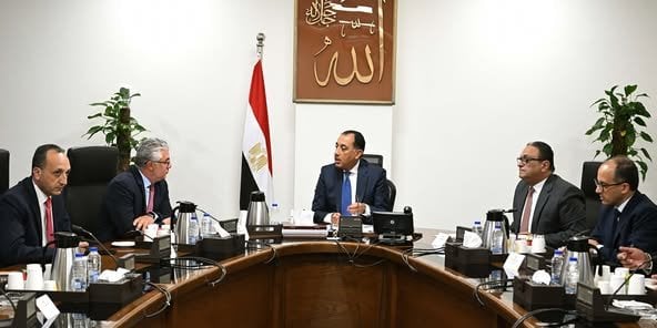 رئيس الوزراء يناقش مع رئيس «اقتصادية قناة السويس» ملفات حيوية