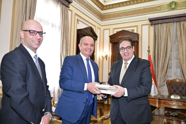رئيس جامعة القاهرة يثمن العلاقات المصرية الأردنية خلال استقباله السفير الأردني