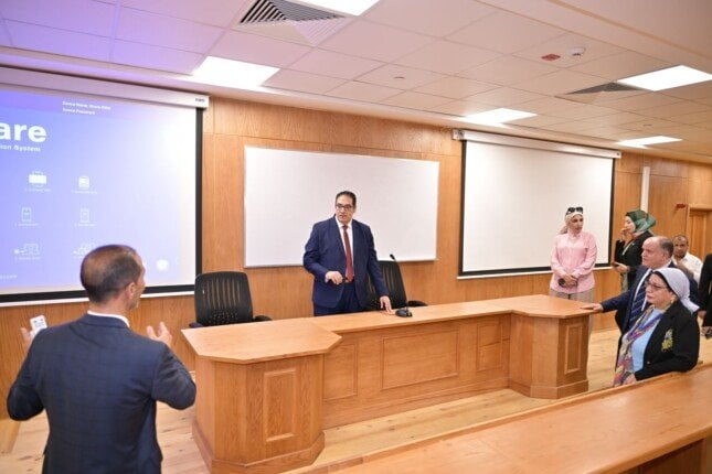 رئيس جامعة القاهرة يزور الجامعة الأهلية ويحث على الاستعداد للعام الدراسي الجديد