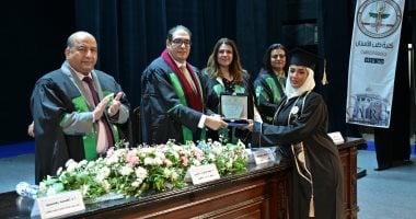 رئيس جامعة القاهرة يشهد تخريج الدفعة 97 من الطلاب الوافدين بكلية طب الأسنان