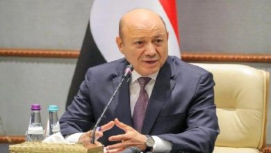 رئيس مجلس القيادة اليمني يصف شبكة الطرق المصرية بـ«المعجزة» وفقًا لمصطفى بكري