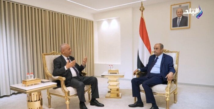 رئيس وزراء اليمن يحذر من تهديد الحوثيين للملاحة وتأثيره على باب المندب وقناة السويس