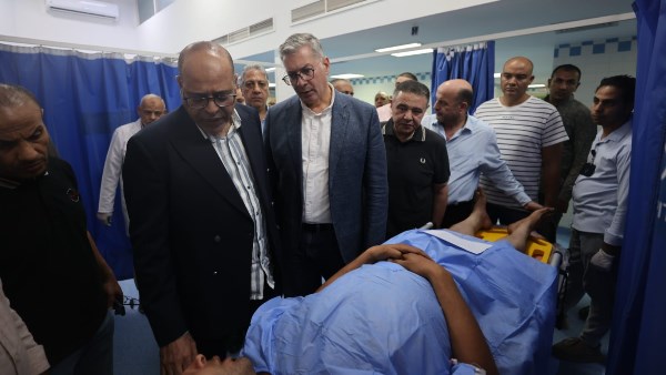 زيارة ميدانية لبدوي وجبران للاطمئنان على الناجين من حادث خليج السويس