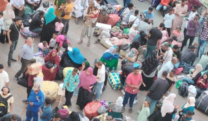 سودانيون يودعون القاهرة في رحلة العودة إلى الوطن عبر قطار مخصوص