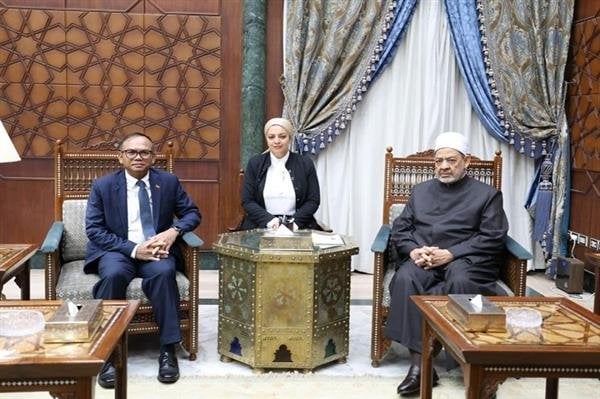 شيخ الأزهر يتناول مع سفير كمبوديا تعزيز التعاون العلمي والدعوي