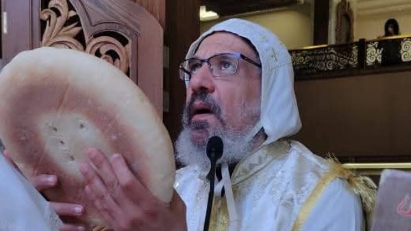 صلاة قداس مهيبة للأنبا إنجيلوس في كنيسة أبي سفين ودميانة بشبرا | صور