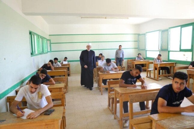 طلاب الثانوية الأزهرية يجتازون امتحان الجغرافيا اليوم