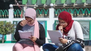 طلاب الثانوية العامة يتجهون نحو لجان امتحانات التفاضل والتكامل
الآلاف من طلاب النظام القديم يتوافدون لأداء اختبار الرياضيات
مشهد ازدحام طلاب "النظام القديم" في لجان امتحان التفاضل والتكامل
شعبة علمي رياضة تستعد لاختبار التفاضل والتكامل في لجان الثانوية العامة