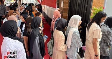 طلاب الثانوية العامة يبدأون امتحانى الرياضيات البحتة والجيولوجيا