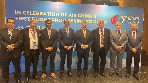 طيران Air China يبدأ رحلاته إلى القاهرة بالصور
استقبل مطار القاهرة الدولي أمس الأربعاء أُولى رحلات شركة الطيران الصينية (Air China) القادمة من بكين