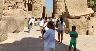 العائلات الأجنبية تستمتع بزيارة المعالم الأثرية والسياحية بالأقصر.. صور