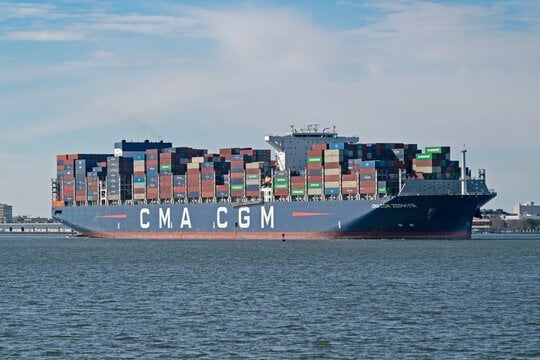 عبور سفينة الحاويات «CMA CGM ZEPHYR» بقناة السويس ضمن قافلة الجنوب