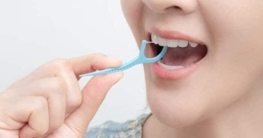 لو بتخاف من الحقن.. علماء يستخدمون خيط الأسنان لتوصيل اللقاحات بدون إبر
